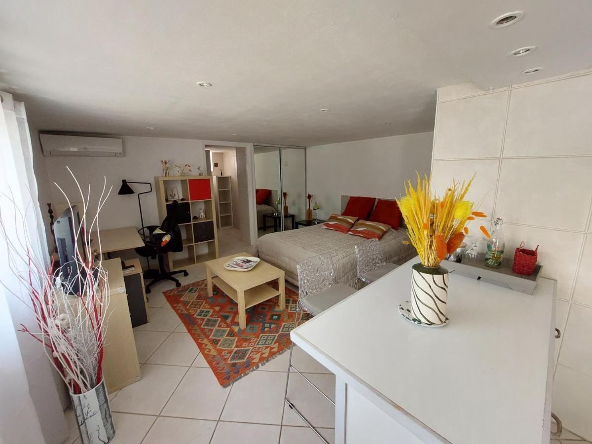 studio rue ménard près de la tour magne Nimes Exterior foto