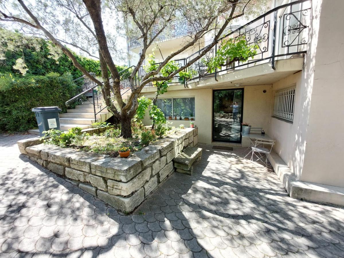 studio rue ménard près de la tour magne Nimes Exterior foto